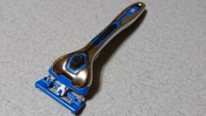 安全カミソリ axia