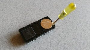 ミニドライバーを差し込む