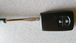 専用の穴にドライバーを差し込む