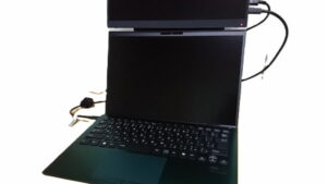 VAIO Vision+14をPC画面の上に設置
